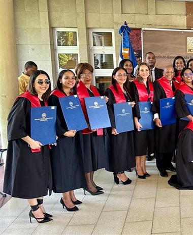 Ciento veintiocho profesionales reciben títulos de postgrado