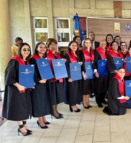 Ciento veintiocho profesionales reciben títulos de postgrado