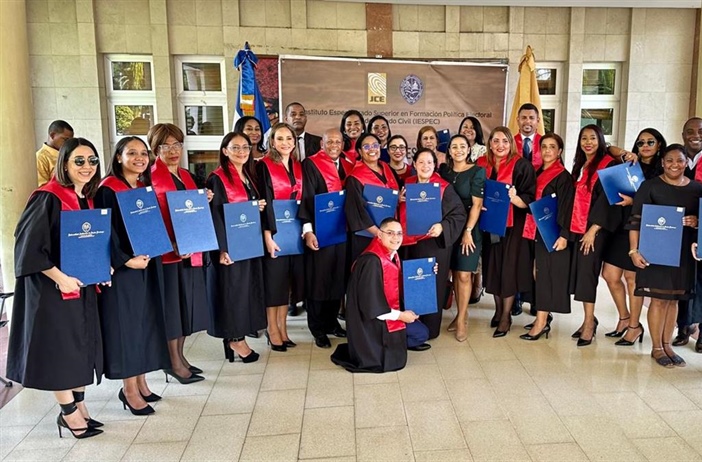 Ciento veintiocho profesionales reciben títulos de postgrado