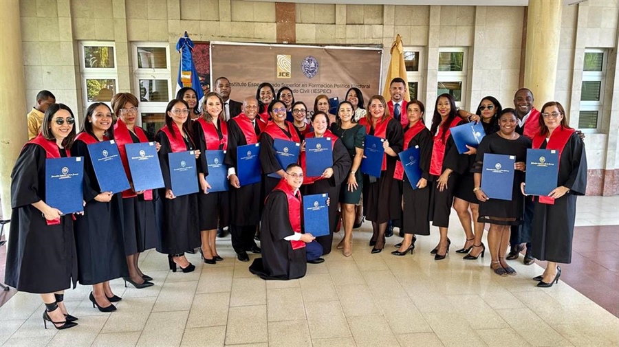 Ciento veintiocho profesionales reciben títulos de postgrado