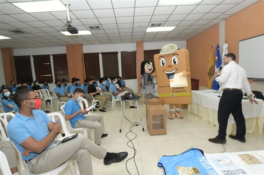 JCE continuó con la realización del taller “Mi identidad y nuestra democracia” en el Colegio Dominicano La Salle