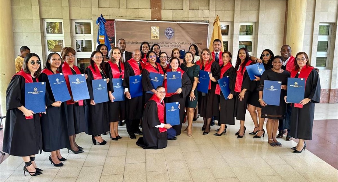 Ciento veintiocho profesionales reciben títulos de postgrado